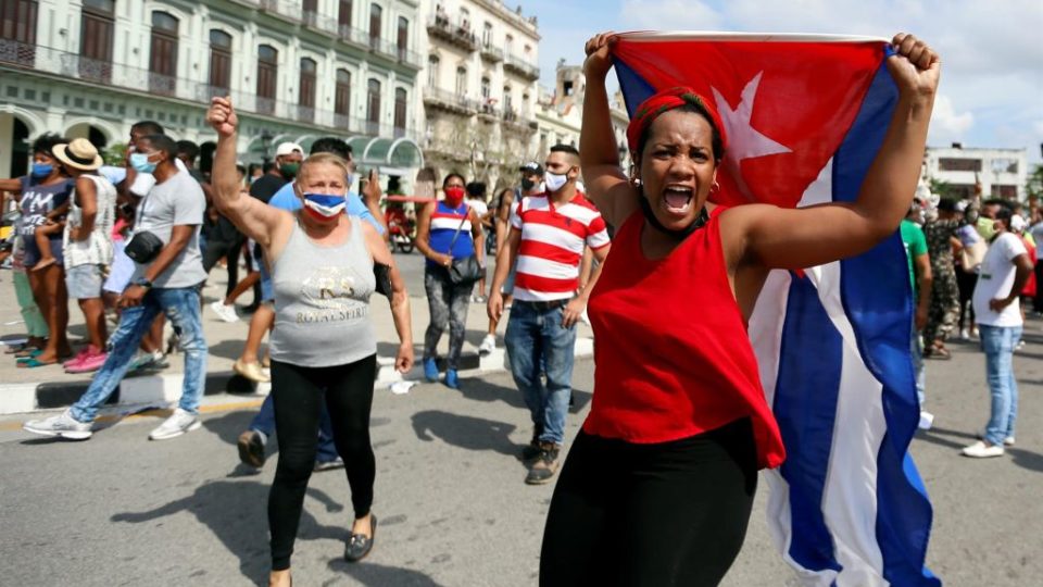 Cuba libre Manifestantes foram às ruas de Cuba reivindicar liberdade.