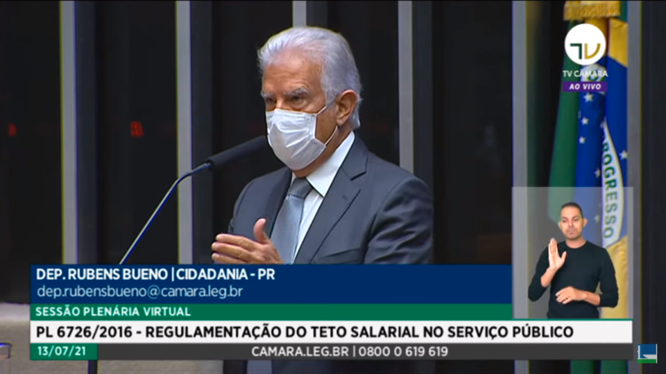 O deputado Rubens Bueno (Cidadania-PR) fala durante a sessão em que foi aprovado o PL que acaba com os chamados “supersalários”.