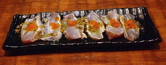 Atum maçaricado com molho de ostra, do Ken'Eki. Atum maçaricado com molho de ostra, do Ken'Eki.