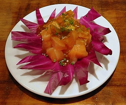 Salmão, molho de ostra, alho-poró e salsão. Salmão, molho de ostra, alho-poró e salsão.