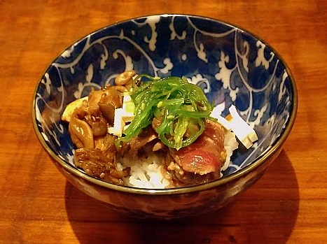 Prato quente do omakase: Guiosashi de mignon marinado, limão, gengibre, shimeji, tofu defumado e alga wakame. Prato quente do omakase: Guiosashi de mignon marinado, limão, gengibre, shimeji, tofu defumado e alga wakame.