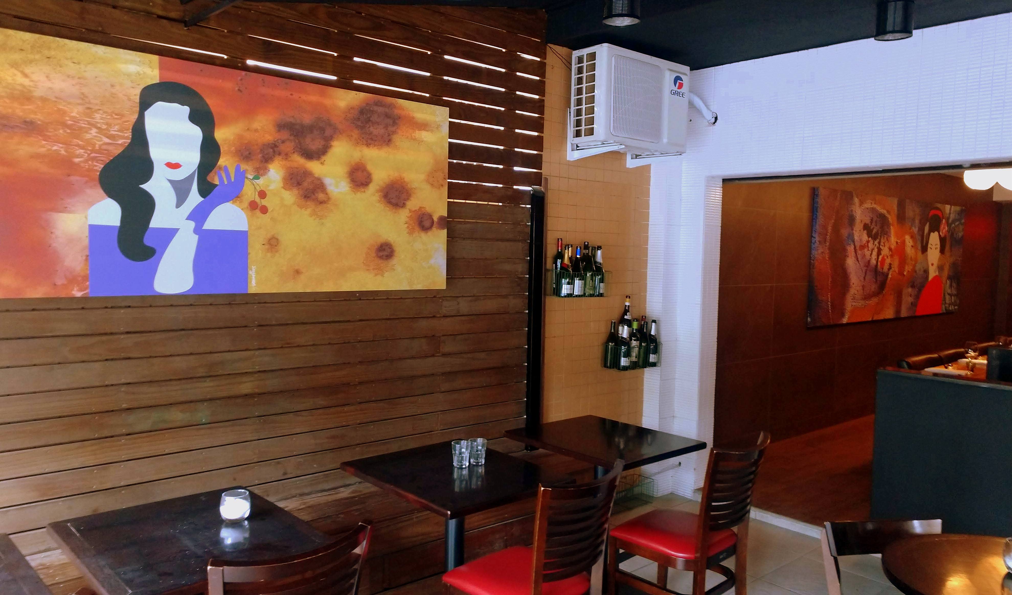 O Ken'Eki tem dois ambientes: um deck e um interior, com balcão à frente do sushiman. O Ken'Eki tem dois ambientes: um deck e um interior, com balcão à frente do sushiman.