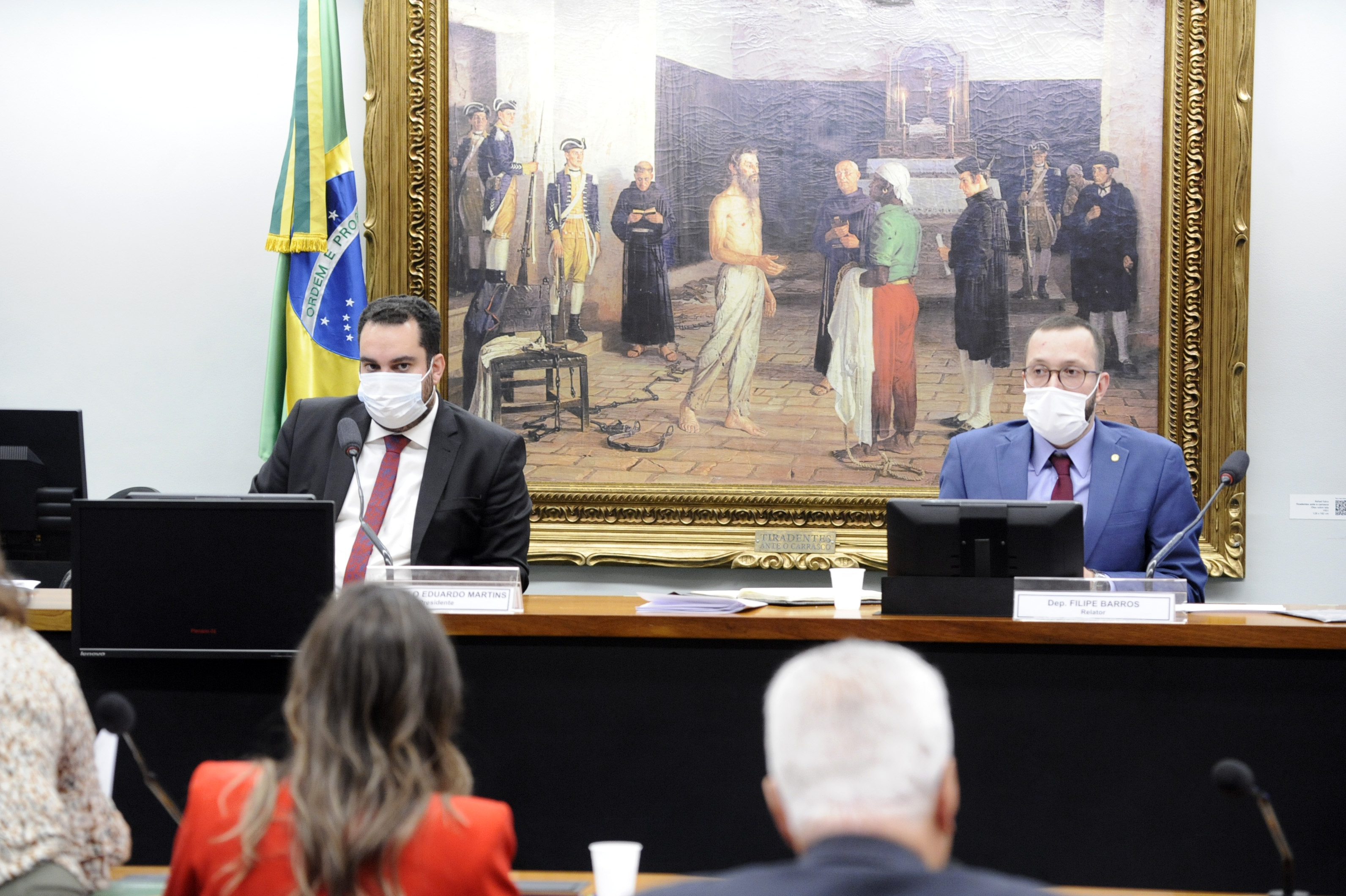 Presidente da comissão especial, Paulo Martins (PSC-PR), e o relator Filipe Barros (PSL-PR) decidiram adiar a votação do parecer da PEC do voto impresso auditável.