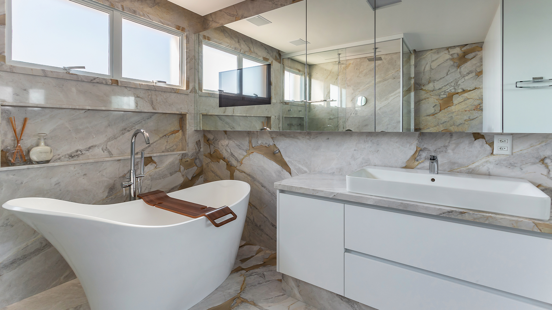 O mármore é uma rocha natural de visual uniforme e sofisticado. Seguindo cuidados de conservação e manutenção, pode ser aplicado tanto em ambientes internos quanto externos.