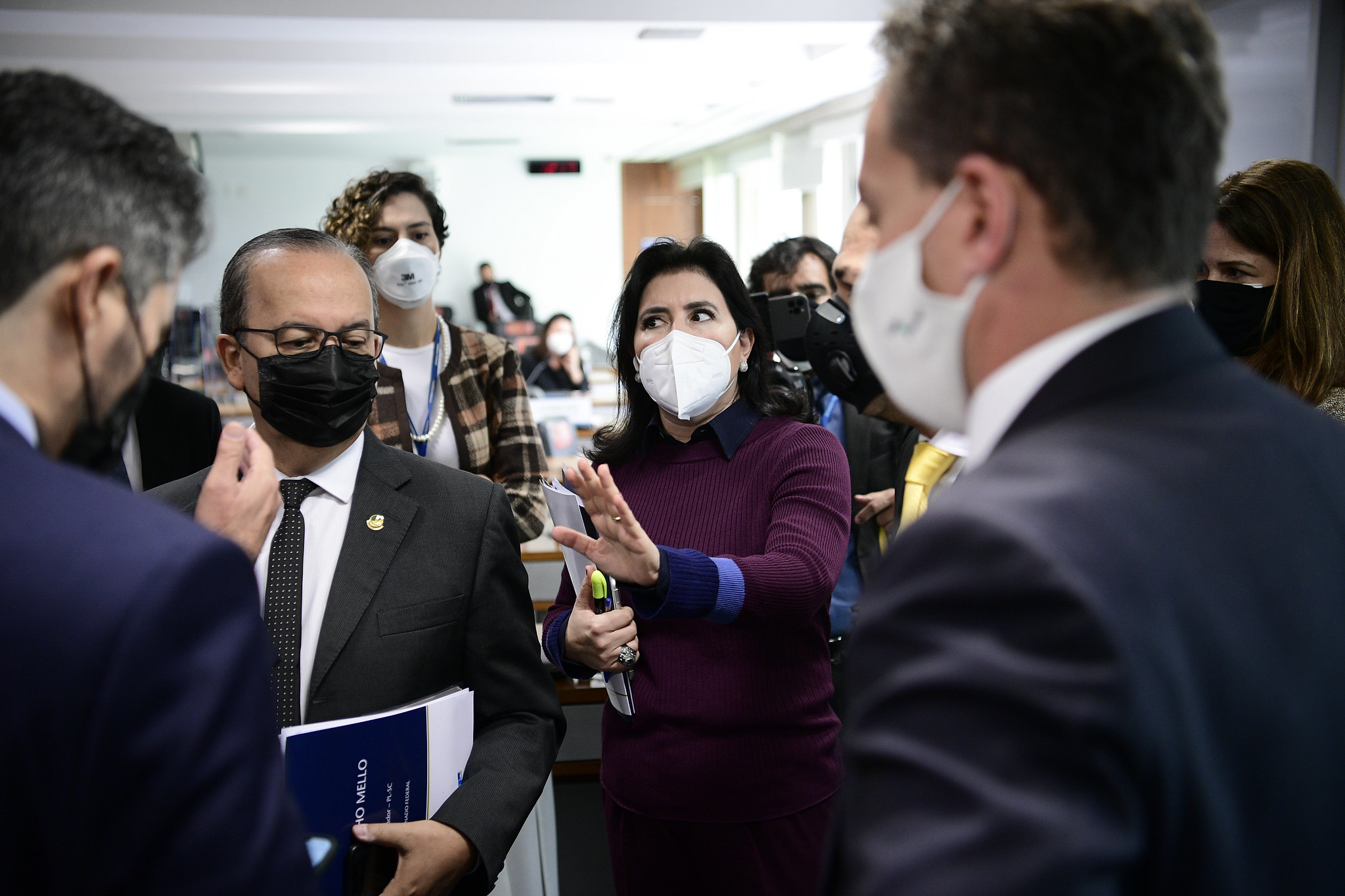 Senadores discutem durante sessão da CPI com a diretora da Precisa Emanuela Medrades, que se recusou a responder às perguntas da CPI.