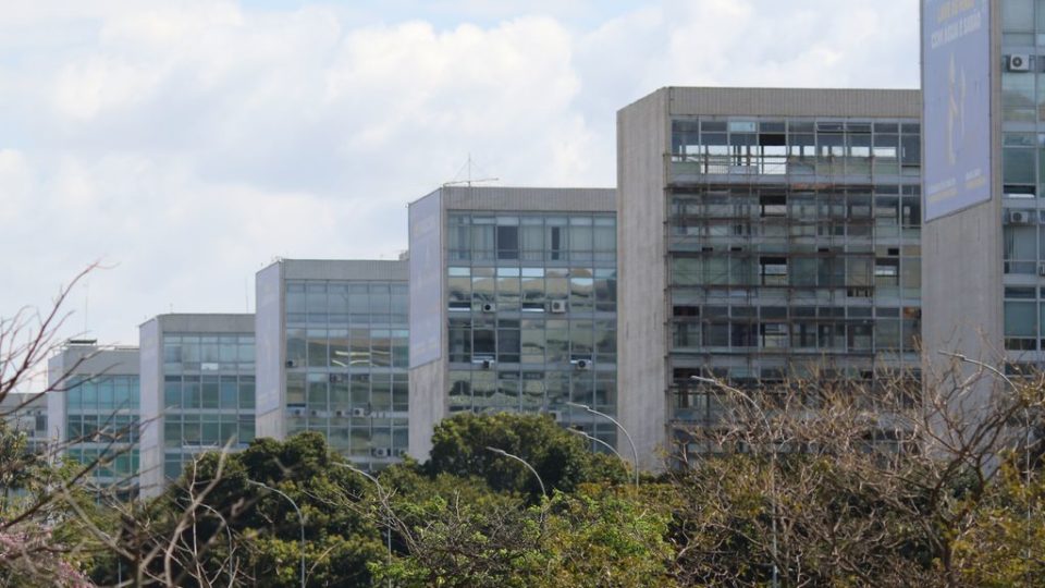 Proibição a “supersalários” no serviço público aprovada na Câmara não garante que proposta prospere Esplanada dos Ministérios