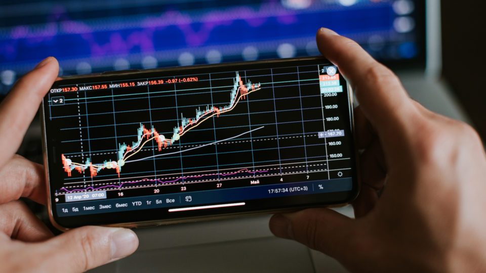 O uso de inteligência artificial e algoritmos no mercado de ações pode auxiliar nas análises de risco, potencializar os resultados e colaborar com as tomadas de decisões
