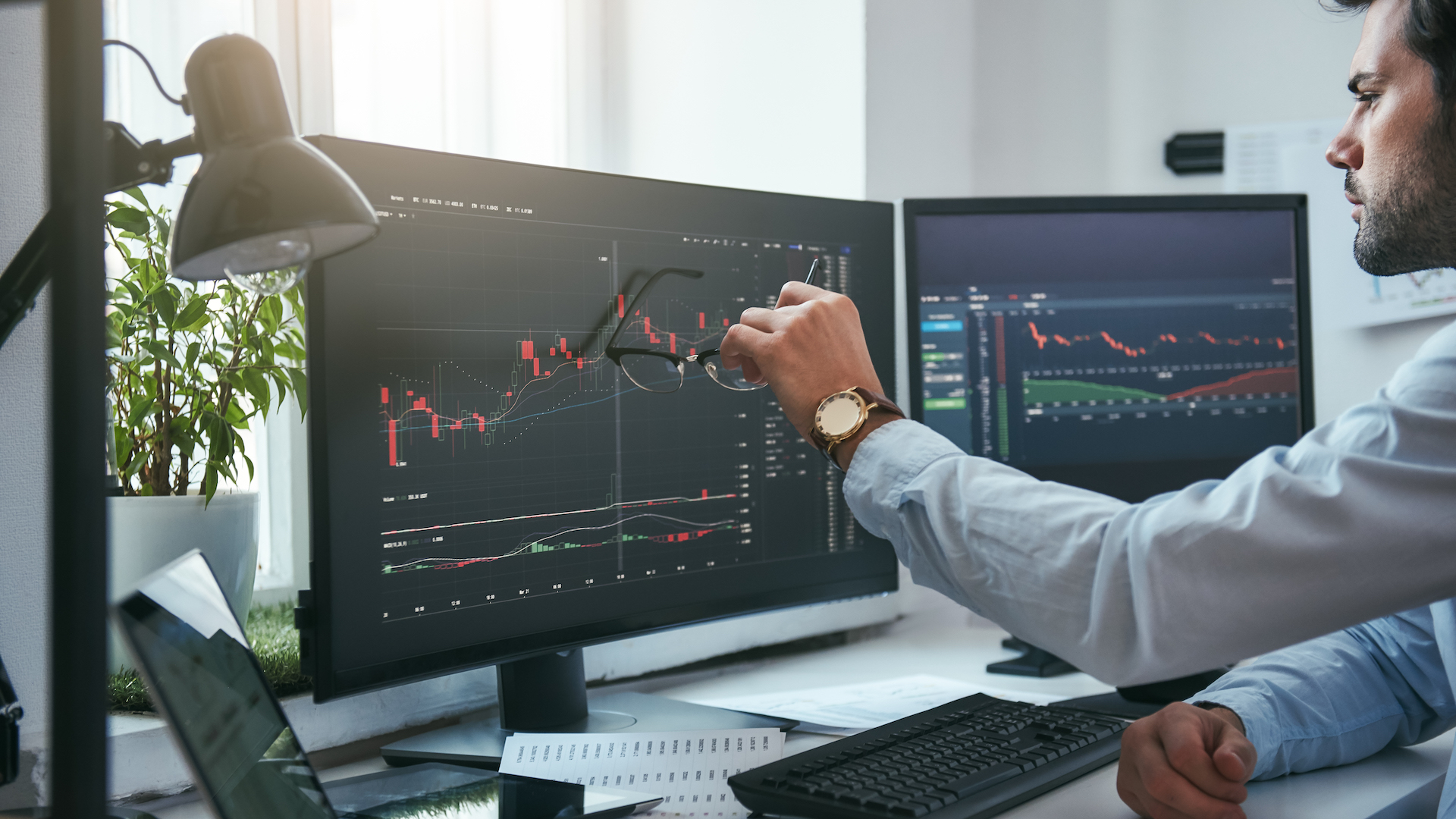 Plataformas digitais ajudam pessoas a começarem a investir na bolsa de valores, mas atuação neste mercado exige estudo, análise e uma pesquisa aprofundada sobre os riscos