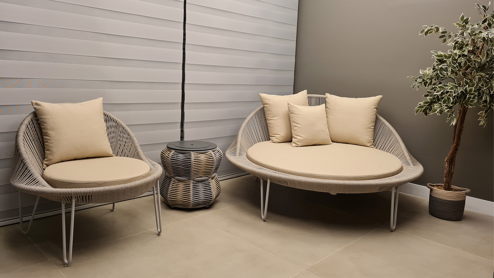 Chaise Capri, Poltrona Capri e mesa lateral Jurerê peças assinadas pelo Ricardo Lovato.