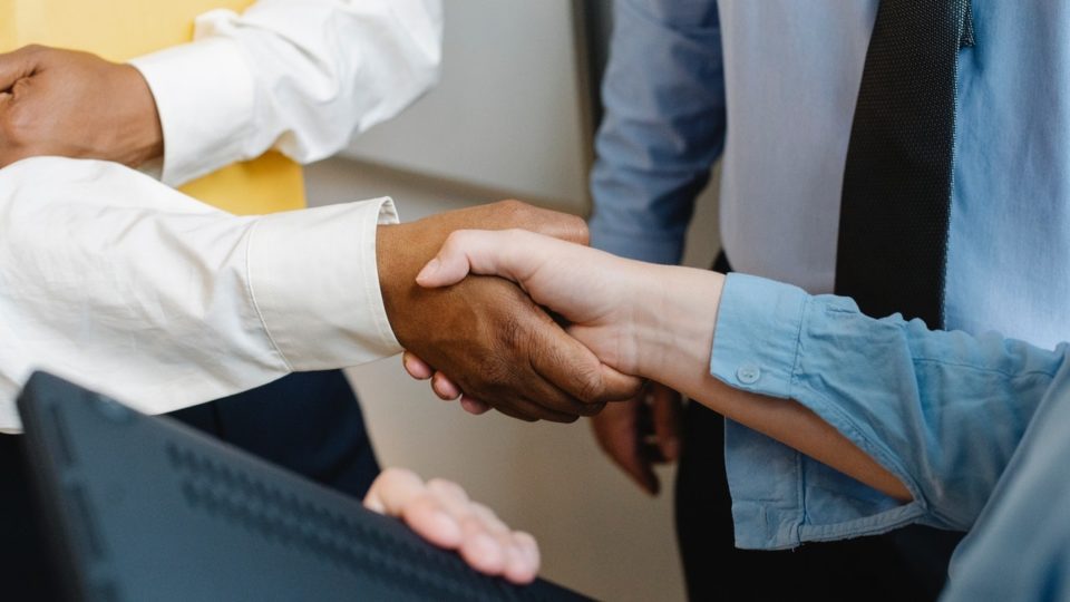 Give back: empreendedores que investem em empreendedores Empreendedores que investem em empreendedores