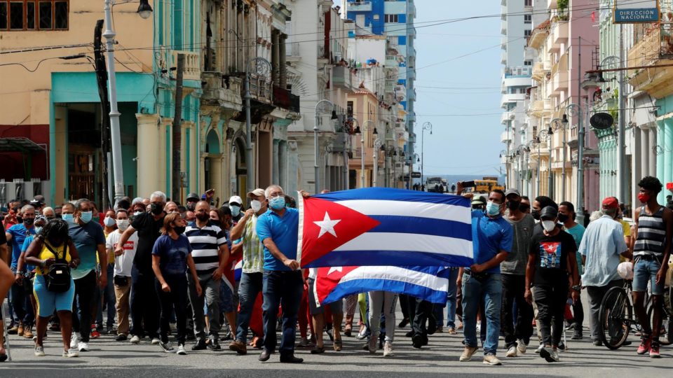 Autoridades cubanas negam permissão para protesto pacífico em novembro Em julho, centenas de cubanos saíram às ruas de Havana gritando “liberdade” em manifestações pacíficas, que foram interceptadas pelas forças de segurança e brigadas de apoiadores do governo, resultando em violentos confrontos e prisões.