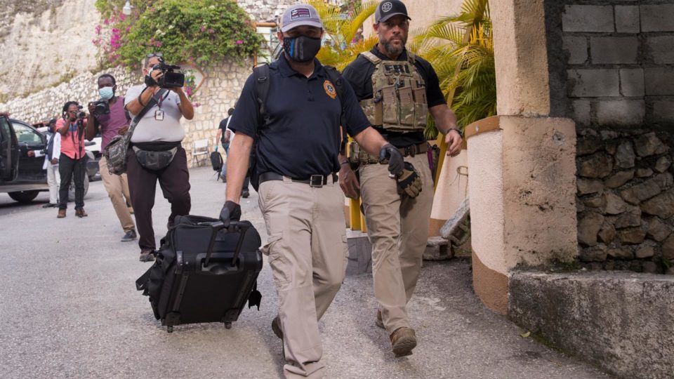 Pentágono confirma que treinou alguns dos colombianos detidos no Haiti Agentes do FBI deixam a residência onde foi assassinado o presidente do Haiti, Jovenel Moïse, em Porto Príncipe, após coletar evidências