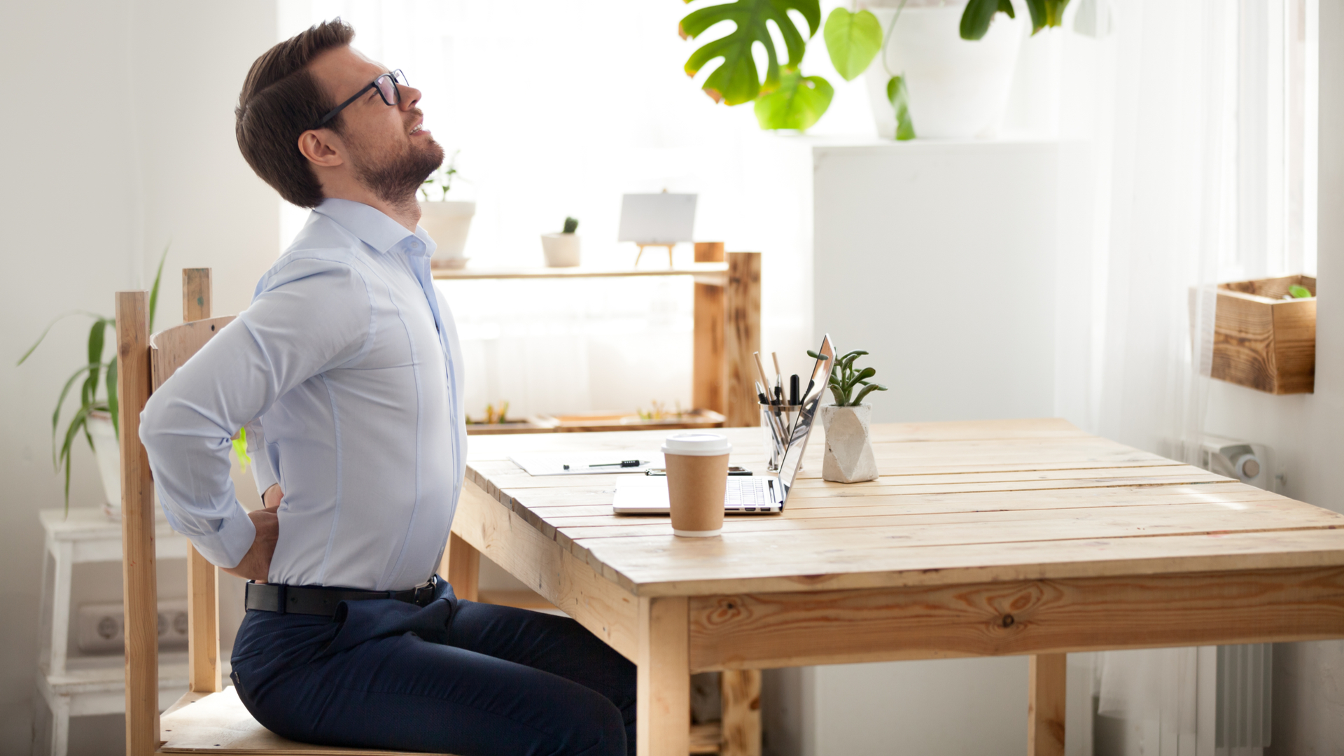 Especialmente em tempos de home office, com muito tempo em cadeiras pouco ergonômicas, cada vez mais pessoas sentem dores nas costas e procuram tratamentos