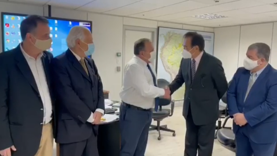 Pazuello nega participação em negociação com intermediários para compra da CoronaVac Pazuello cumprimenta um dos participantes da reunião em que a compra da Coronavac com intermediária teria sido negociada