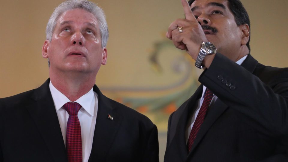 Maduro diz que vai negociar, mas aperta o cerco a opositores Ditador de Cuba, Miguel Díaz-Canel, e ditador da Venezuela, Nicolás Maduro, em 30 de maio de 2018