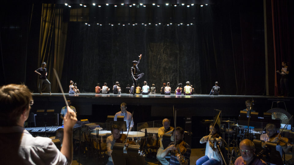 Reabertos, cinemas e teatros de Curitiba ainda tentam atrair público e produções Balé Teatro Guaíra e Orquestra Sinfônica do Paraná em ensaio no Teatro Guaíra, em imagem de 2017