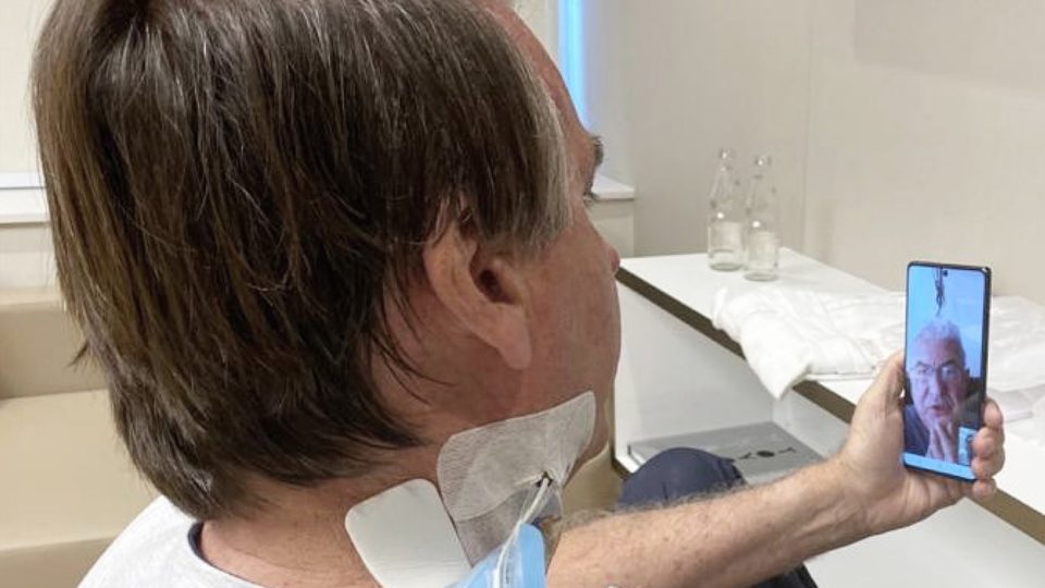 Bolsonaro ressalta relação de Lula com Cuba: “regime que a esquerda bate palma” Na sexta-feira (16), o presidente Jair Bolsonaro postou no Twitter a foto de reuniões virtuais que manteve durante o dia.