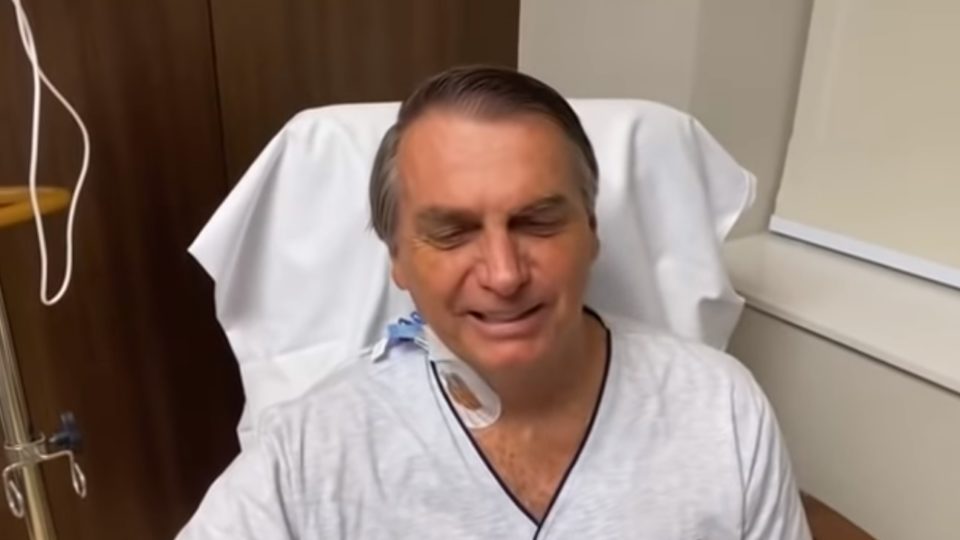 Bolsonaro pode ter alta médica neste domingo (18) Bolsonaro participou de uma live neste sábado (17)
