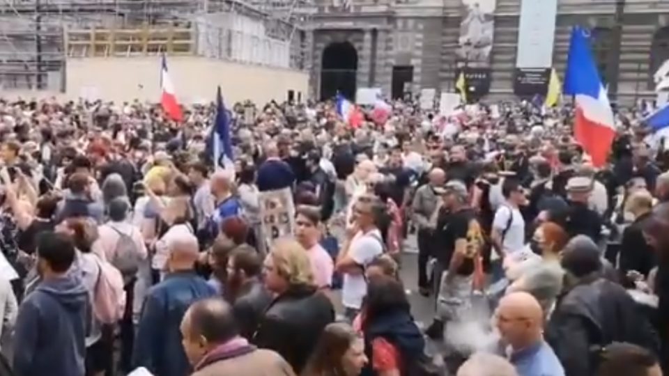 Milhares de pessoas protestam na França contra medidas sanitárias adotadas pelo governo Os manifestantes exibiram cartazes contra a chamada “ditadura da saúde” e com pedidos como “liberdade” e “deixem meu corpo em paz”.