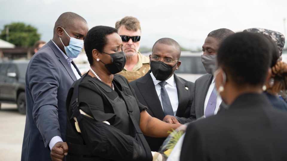 Dez dias após atentado, viúva do presidente Jovenel Moise volta ao Haiti Martine foi recebida na pista do aeroporto internacional de Porto Príncipe pelo primeiro-ministro interino, Claude Joseph.