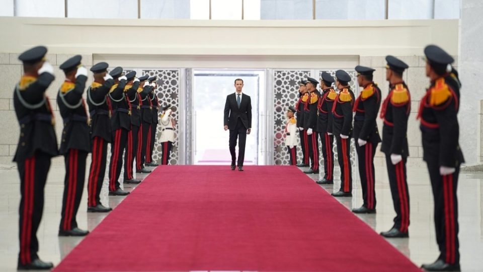 Bashar Al-Assad toma posse como presidente da Síria pela 4ª vez seguida Al-Assad foi recebido com honras militares e protagonizou um cerimonioso desfilando através de orquestras e armas.