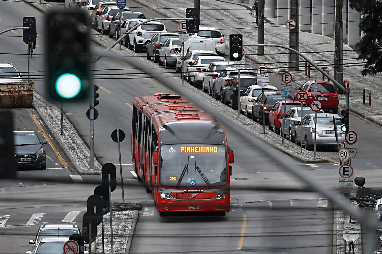 Sistema de transporte por canaletas exclusivas para ônibus em Curitiba (BRT), criadas por Jaime Lerner. Sistema de transporte por canaletas exclusivas para ônibus em Curitiba (BRT), criadas por Jaime Lerner.