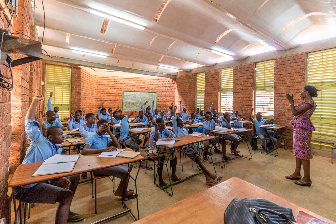 Sala de aula do Lycee Schorge, criado por Kéré, com técnicas e materiais locais, em Burkina Faso. Sala de aula do Lycee Schorge, criado por Kéré, com técnicas e materiais locais, em Burkina Faso.