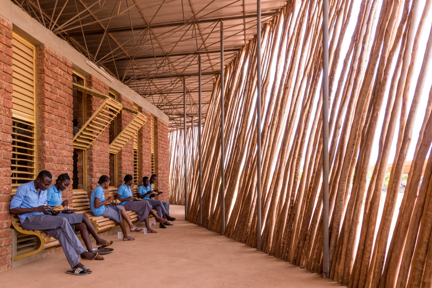 Estudantes na sombra da escola do Lycee Schorge, em Burkina Faso. Estudantes na sombra da escola do Lycee Schorge, em Burkina Faso.