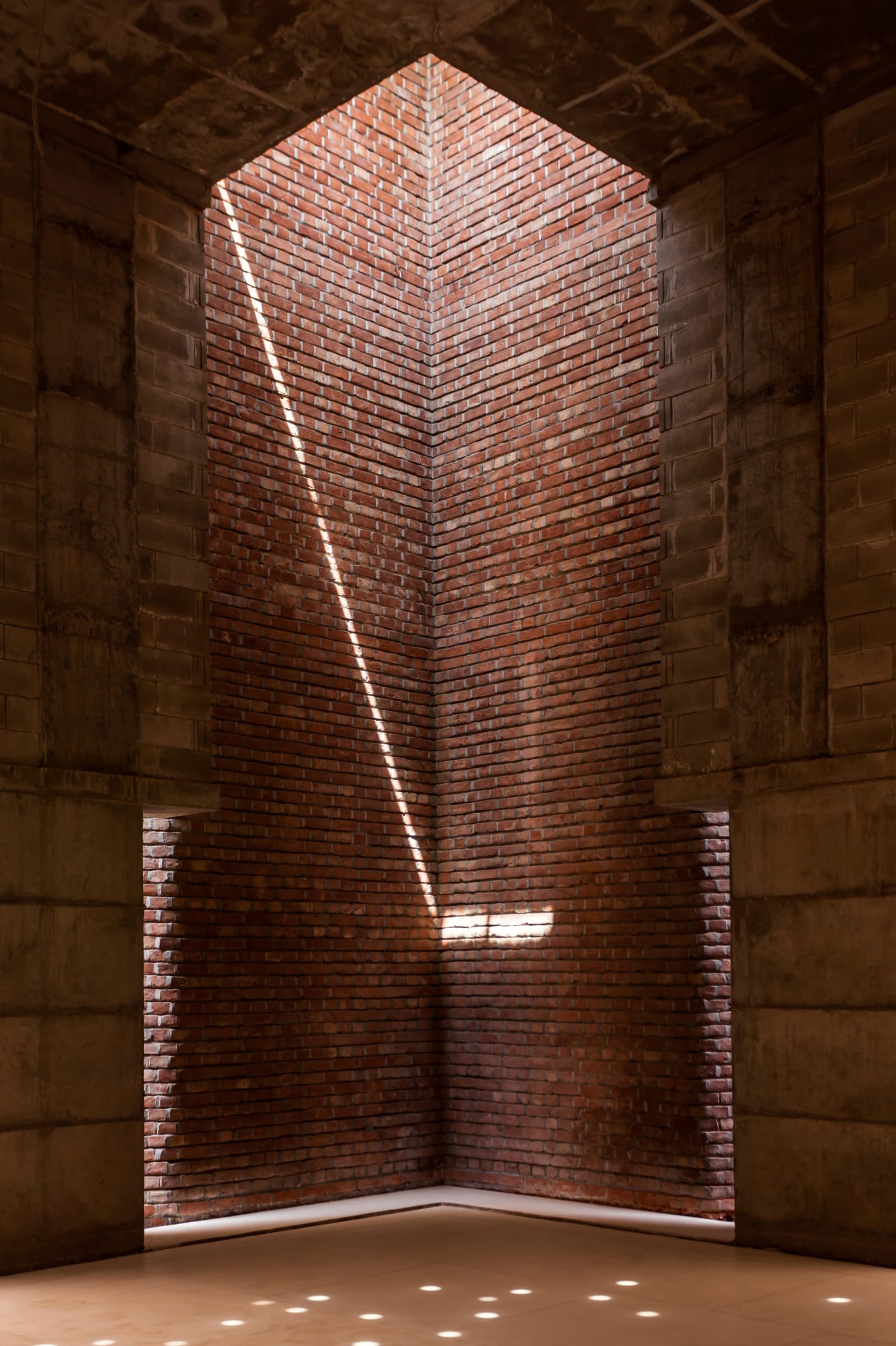 Detalhe de uma das entradas de luz da mesquita em Bangladesh projetada por Marina Tabassum. Detalhe de uma das entradas de luz da mesquita em Bangladesh projetada por Marina Tabassum.