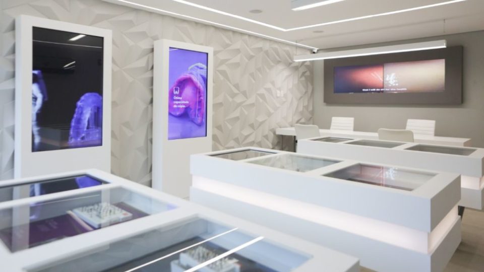 Fabricante de implantes dentários baseada no PR amplia aposta em mercado paulista Straumann