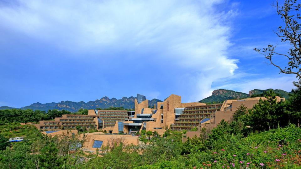 Arquitetura contemporânea chinesa ensina lições de ergonomia urbana e de harmonia com a natureza Hotel Citic Jinling, na China, foi criado por Cui Kai e se insere de forma quase natural na paisagem, seguindo até a forma natural das montanhas.