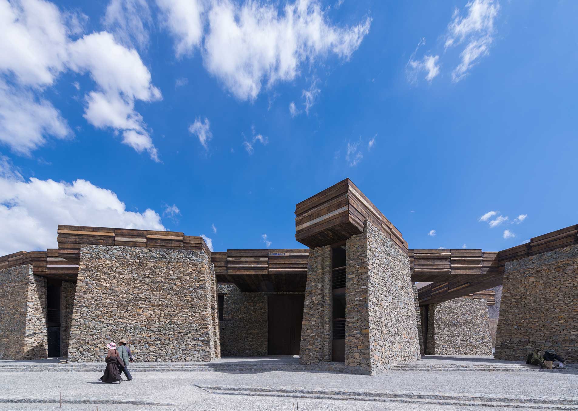 Jianamani Visitor Center é um importante local para os tibetanos, tanto turistas quanto residentes, e foi todo construído com pedras Mani. Jianamani Visitor Center é um importante local para os tibetanos, tanto turistas quanto residentes, e foi todo construído com pedras Mani.