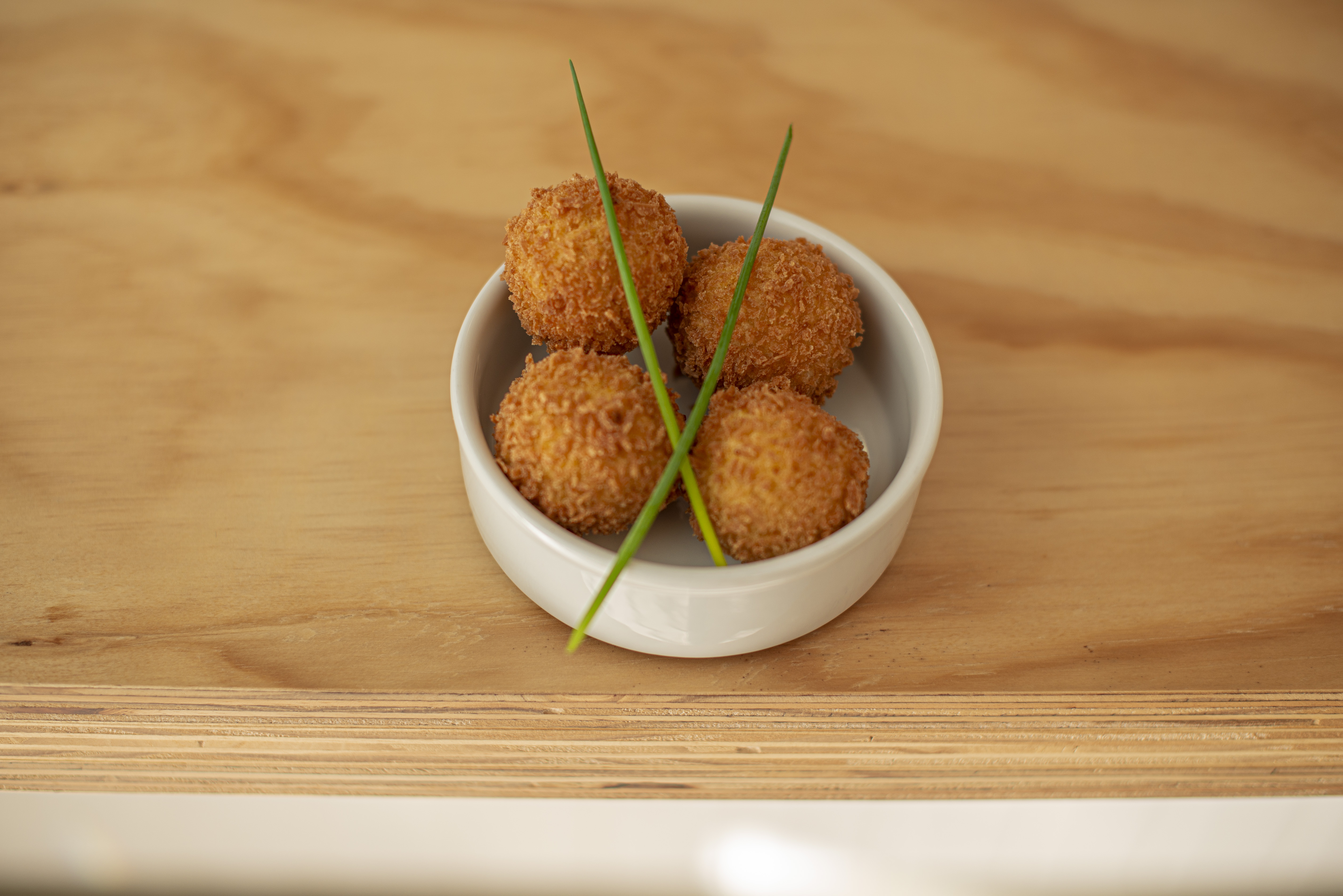 Arancini com recheio de muçarela e funghi - a única entrada do cardápio. E basta. Arancini com recheio de muçarela e funghi - a única entrada do cardápio. E basta.