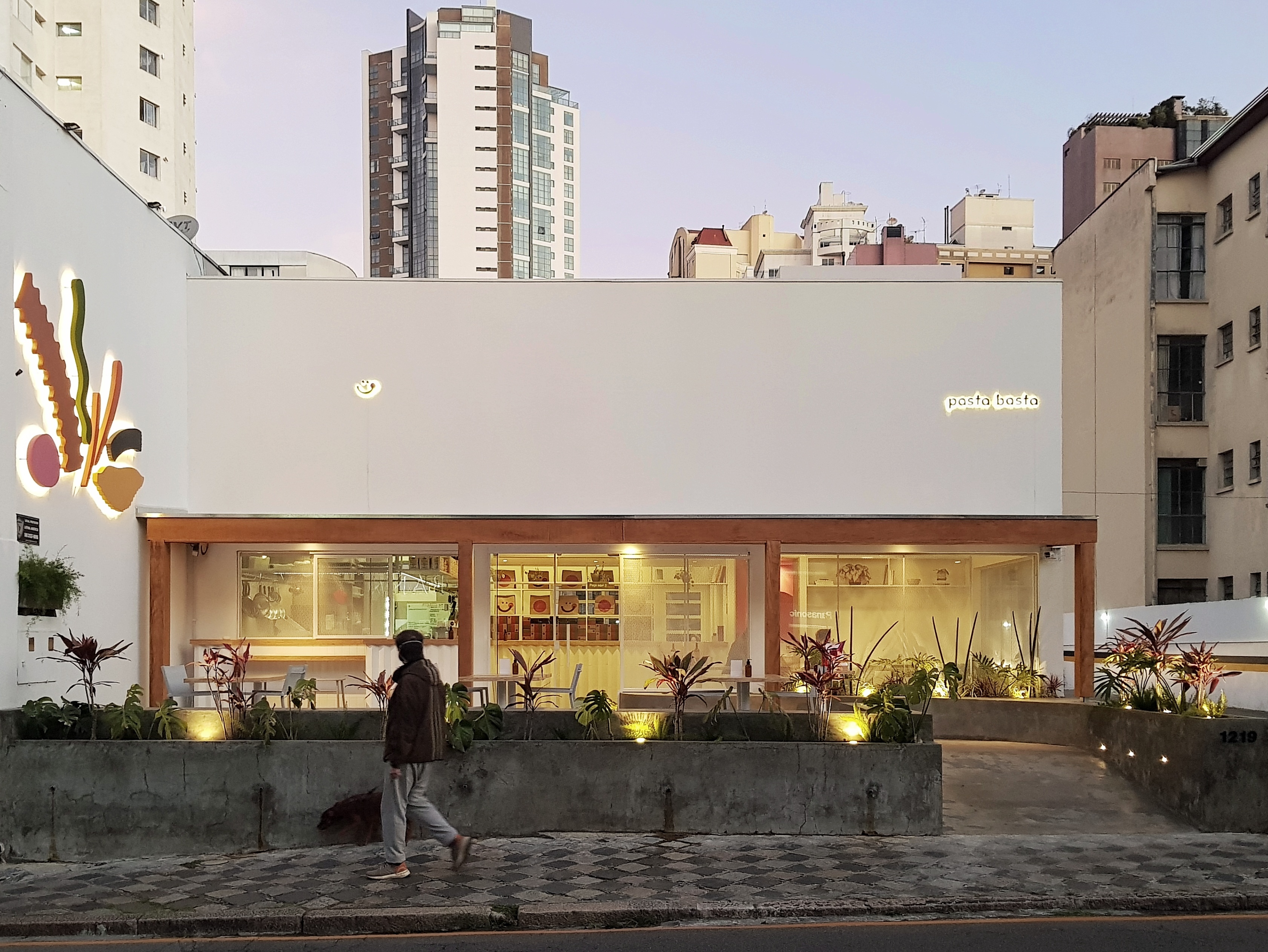 A fachada da Pasta Basta, no centro de Curitiba. A fachada da Pasta Basta, no centro de Curitiba.