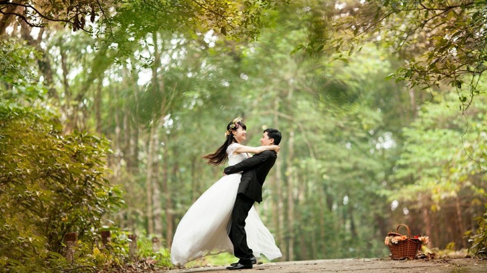 A igreja cristã e a sexualidade humana Noivo e noiva em casamento.