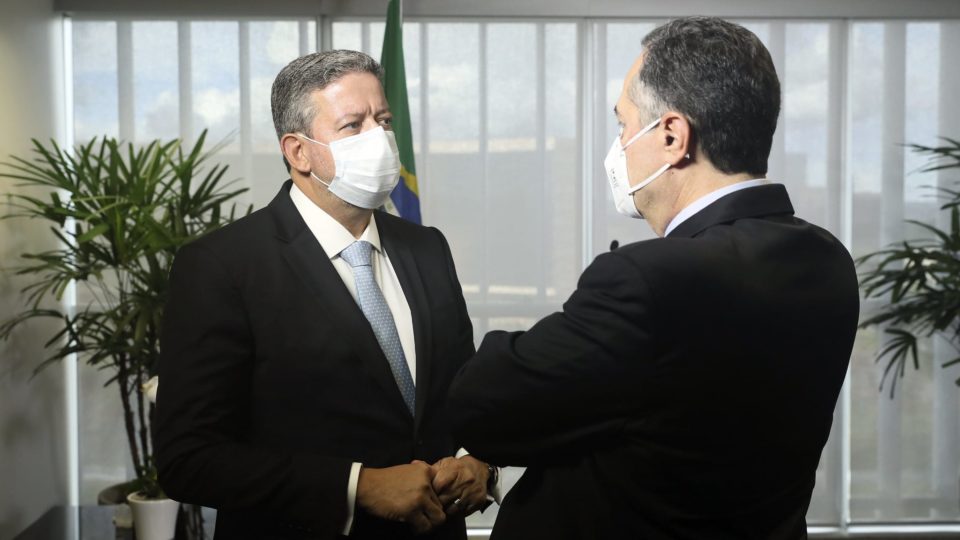 Sugestão de uma humilde cidadã ao ministro Barroso e seus colegas progressistas Lira e Barroso conversam: "E o semipresidencialismo, hein?"