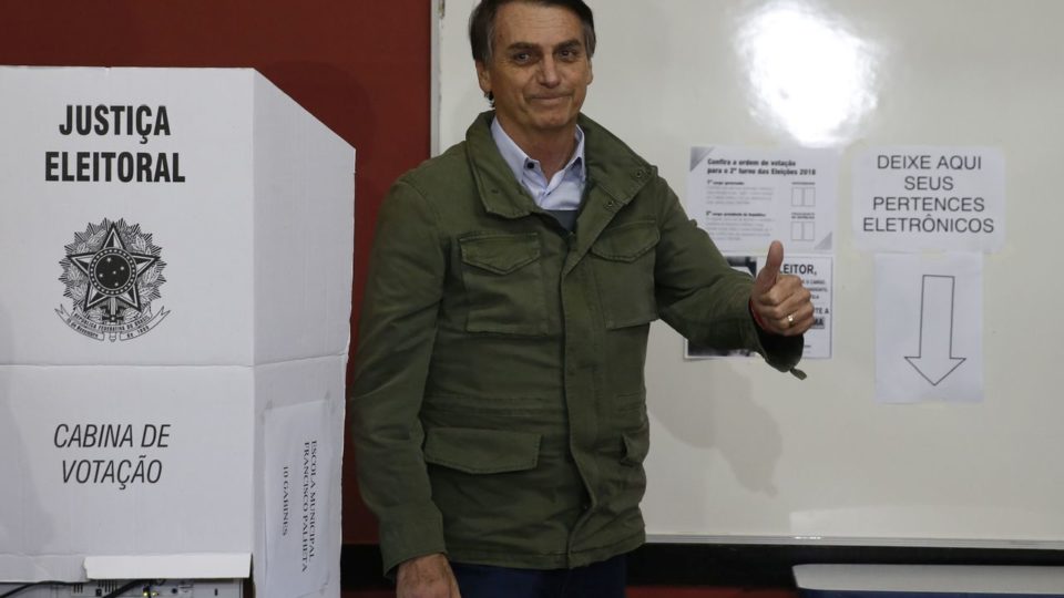 Bolsonaro usa voto impresso como moeda de troca por sanção ou veto do fundão eleitoral Bolsonaro vota durante as eleições de 2018: voto impresso entra no jogo da sanção ou veto do fundão eleitoral.