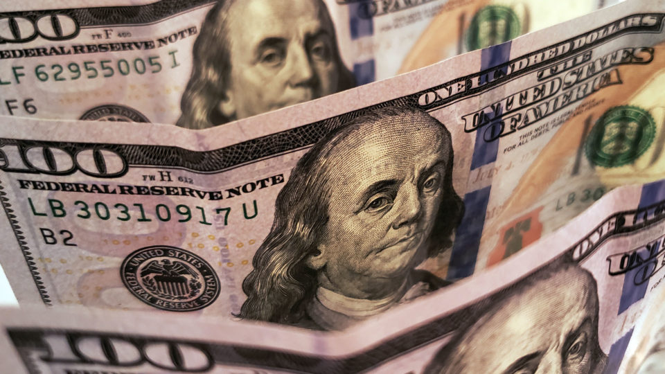 Por que a variante delta do coronavírus preocupa tanto o mercado financeiro Variante delta puxa dólar