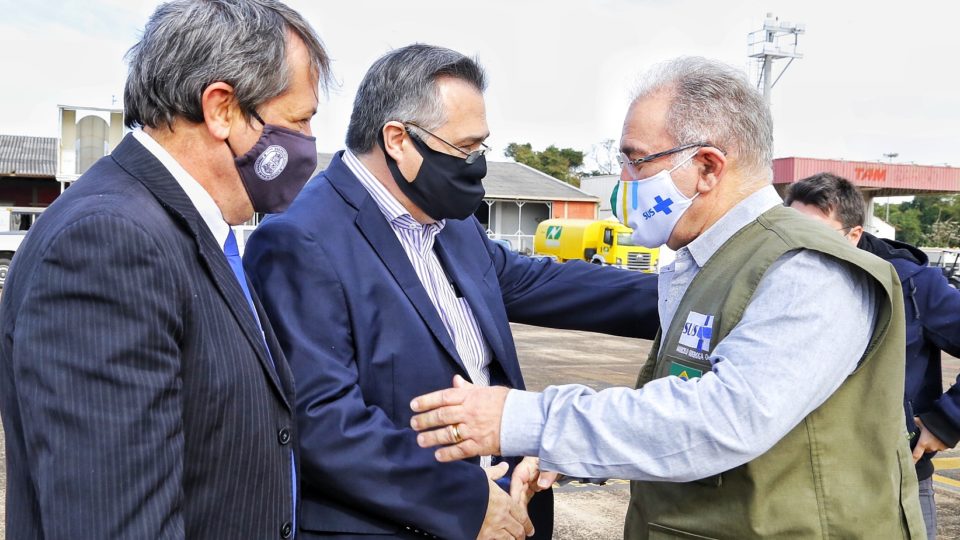 Foz do Iguaçu prevê terminar aplicação de primeiras doses em menos de um mês Ministro da Saúde, Marcelo Queiroga, visitou Foz do Iguaçu nesta terça-feira (20). Ele foi recebido pelo secretário estadual da Saúde no Paraná, Beto Preto, e pelo prefeito da cidade, Chico Brasileiro