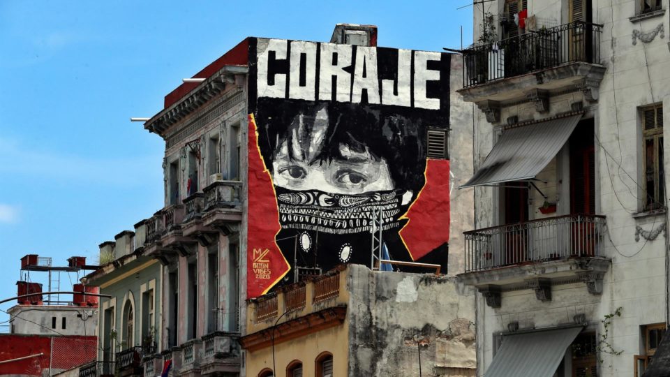 Manifestantes presos em Cuba são julgados sem direito ao devido processo, diz ONG Grafitti em prédio de Havana, capital de Cuba, 20 de julho. Manifestantes cubanos estão sendo julgados sem direito ao devido processo, denuncia ONG
