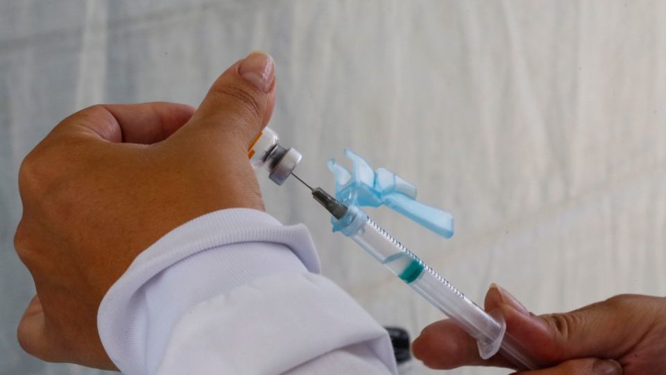 Paraná conclui aplicação de 1ª dose em adultos antes da meta se mantiver média recente Vacinação da Covid-19