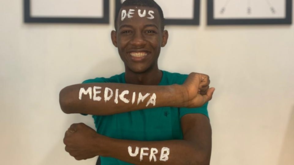 Ele passou em medicina após estudar em casa sem luz e internet e sonha ser Ministro da Saúde Matheus de Araújo Moreira Silva tirou 980 na redação do Enem e agora cursa medicina na Universidade Federal do Recôncavo da Bahia