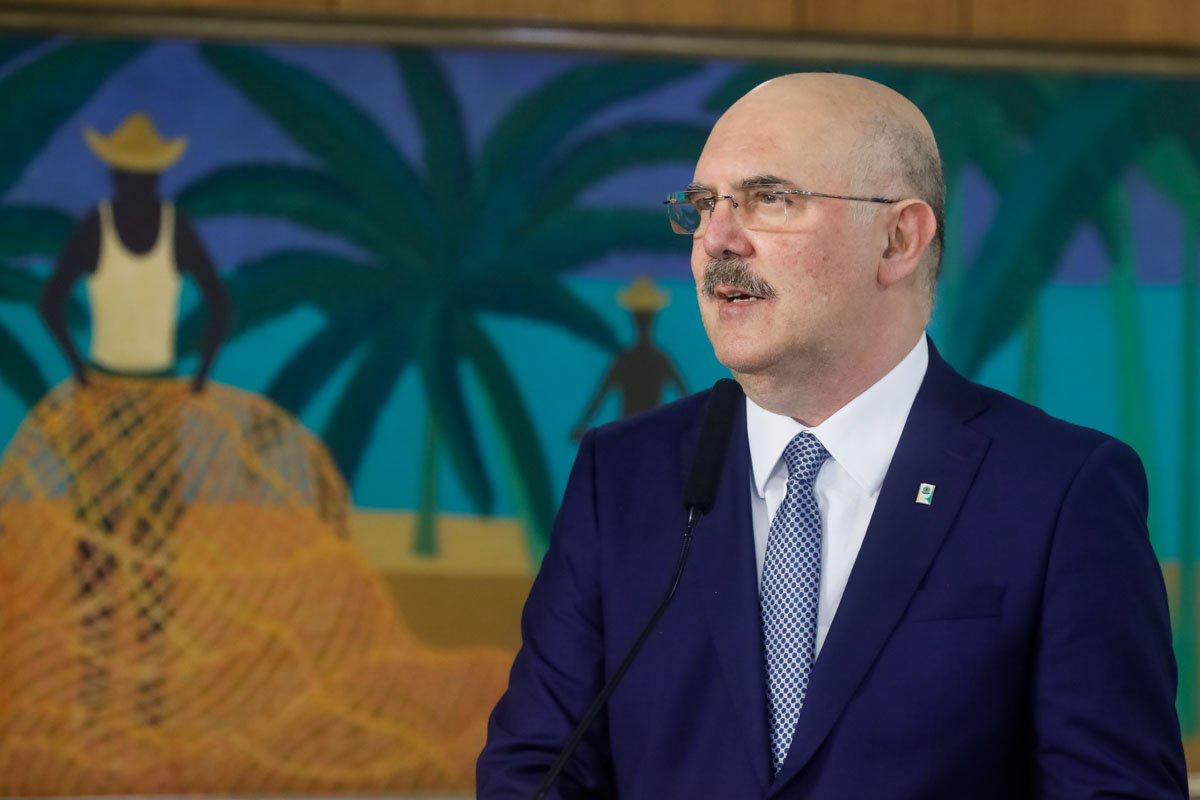 Em pronunciamento na TV, Milton Ribeiro pede retorno imediato às aulas presenciais