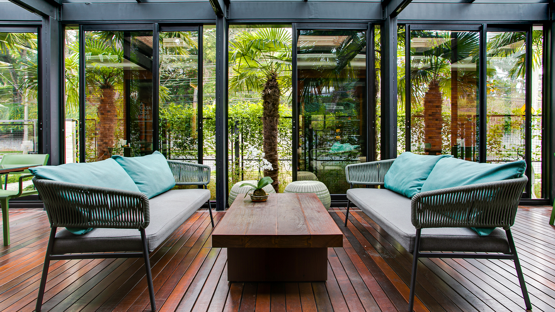 As poltronas Soul, da Saccaro, são usadas para compor um ambiente de descanso na área externa da Orquidária.