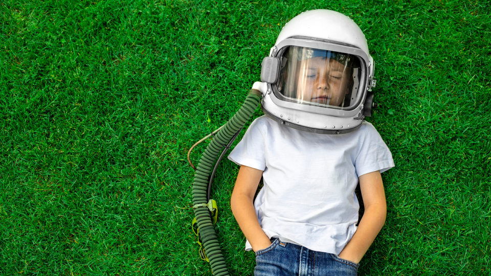 Para que ir ao espaço quando na Terra ninguém mais admira as estrelas? Será que as crianças, quando sonham ir ao espaço, imaginam que chegarão à Terra e dirão: "Vocês pagaram por isso"?