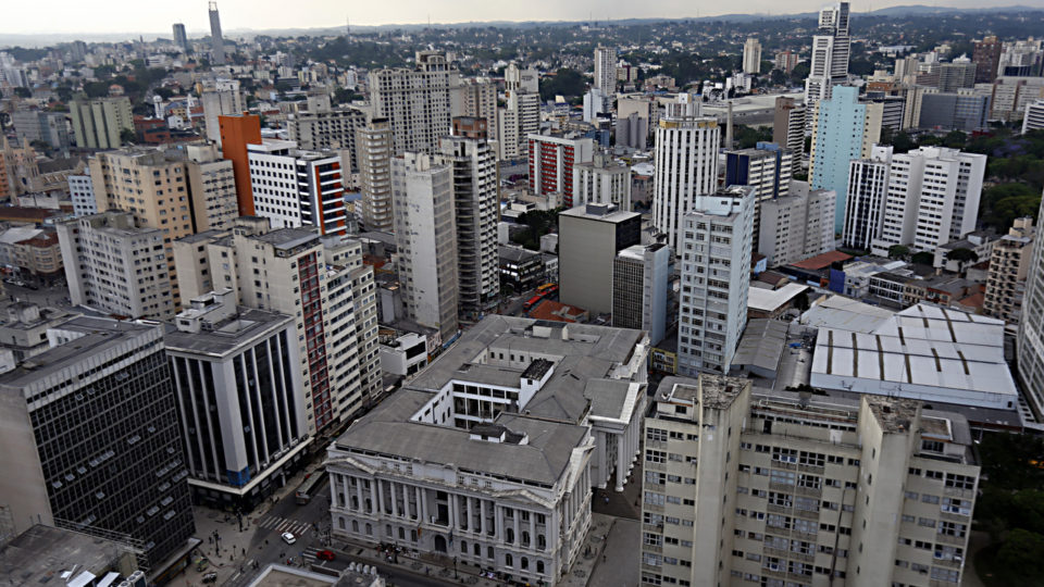 Vale do Pinhão define 5 valores para fortalecer inovação em Curitiba Foto aérea do centro de Curitiba.