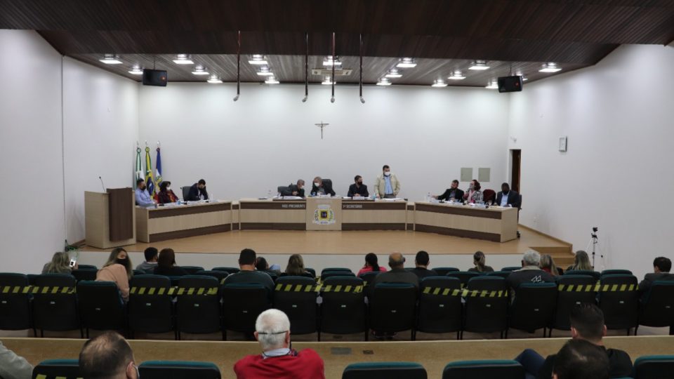 Câmara de município paranaense aprova 13º e adicional de férias para prefeito e vice Câmara de município paranaense aprova 13º e adicional de férias para prefeito e vice