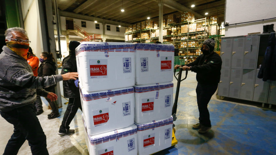 Governo do PR inicia distribuição de 377 mil vacinas nesta quarta-feira Governo do PR inicia distribuição de 377 mil vacinas nesta quarta-feira