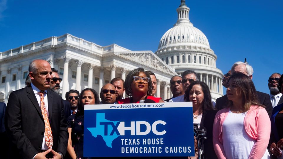 Por que representantes democratas “fugiram” do Texas e estão na capital americana Democratas da Câmara de Representantes do Texas (EUA) em entrevista coletiva em Washington, 13 de julho