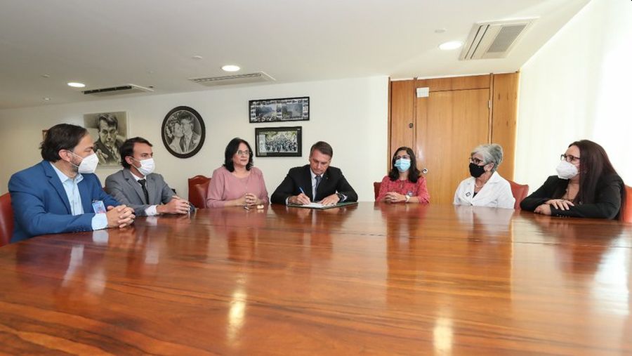 Governo envia ao Congresso projetos sobre dias do nascituro e da paternidade responsável Presidente Jair Bolsonaro assina projetos sobre dias do Nascituro e da Paternidade Responsável